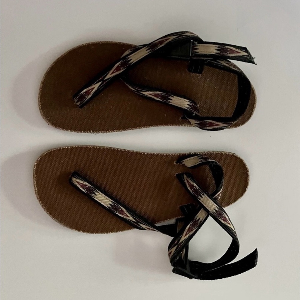 Earthrunner barefoot sandals nwot